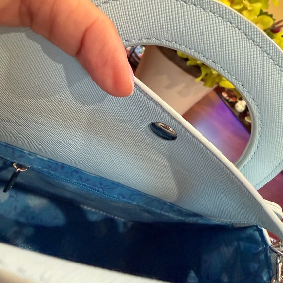 Elegant Blue Handbag with Chain Detail - Picture 6 of 10